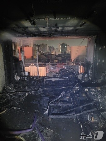 17일 오전 울산의 한 아파트에서 원인 미상의 화재가 발생해 주민 26명이 경상을 입었다.(울산소방본부 제공. 재판매 및 DB 금지) /뉴스1