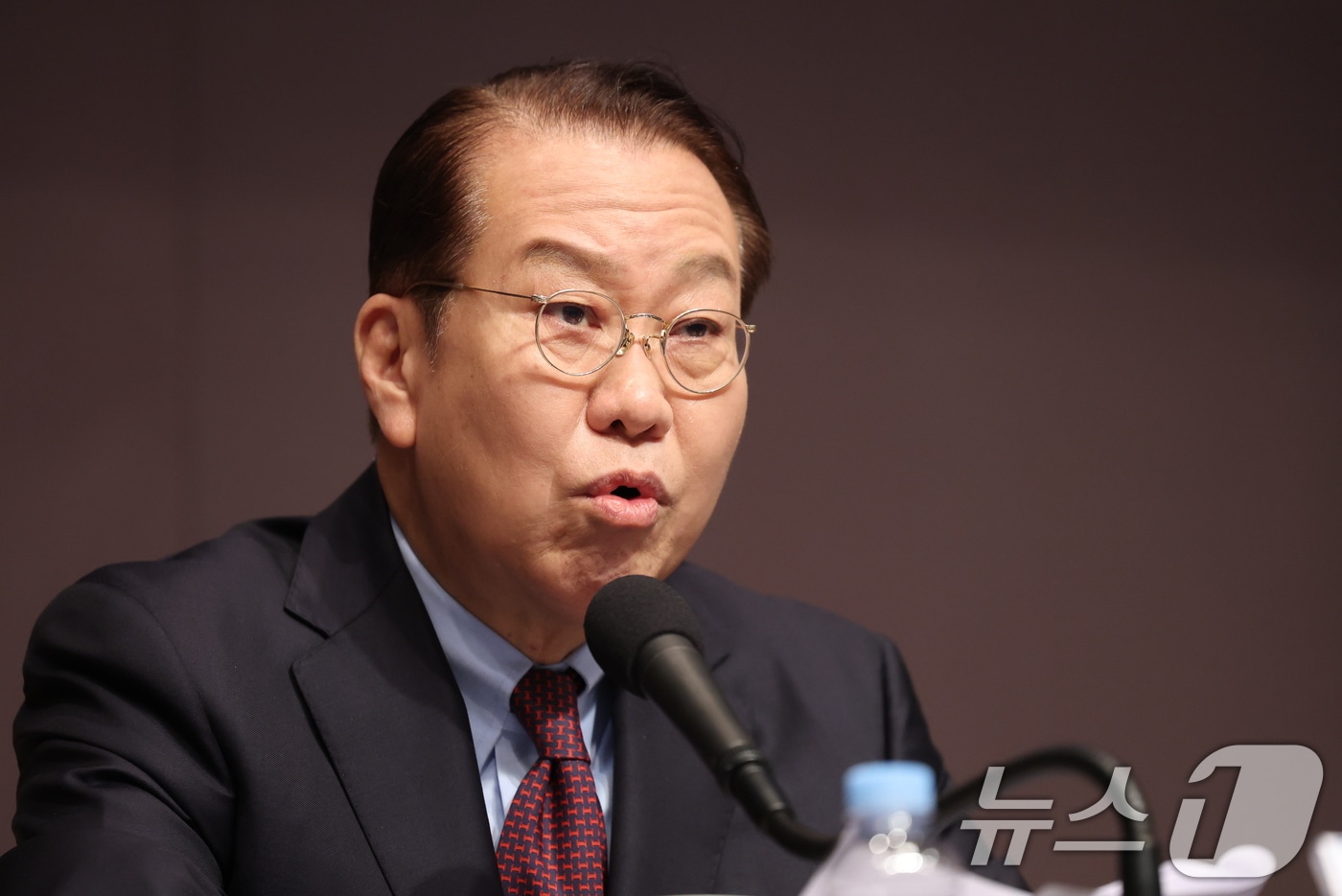 권영세 국민의힘 비상대책위원장이 17일 서울 중구 한국프레스센터 국제회의장에서 열린 관훈클럽 초청 토론회에서 기조연설을 하고 있다. 2025.2.17/뉴스1 ⓒ News1 오대일 기자