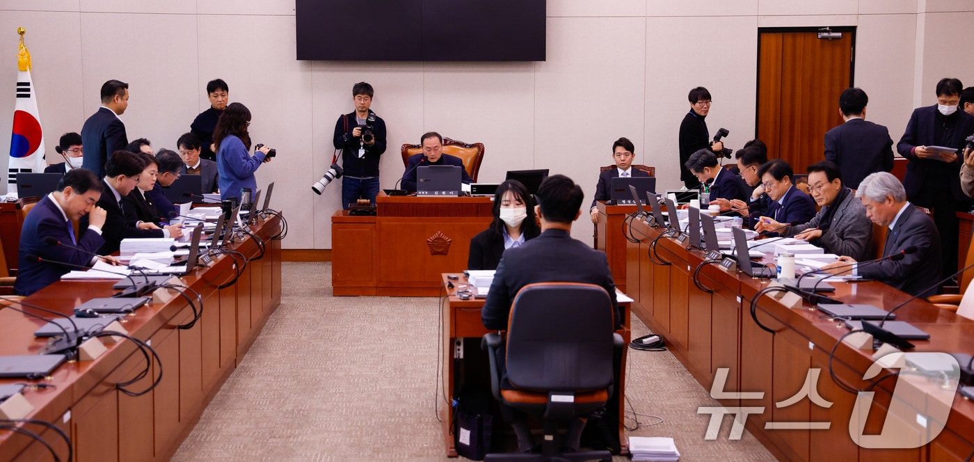 17일 서울 여의도 국회 산업통상자원중소벤처기업위원회에서 열린 제422회국회(임시회) 제1차 산업통상자원특허소위원회에서 김원이 소위원장이 반도체 특별법, 에너지 3법 등 논의를 위해 회의를 주재하고 있다. 2025.2.17/뉴스1 ⓒ News1 안은나 기자