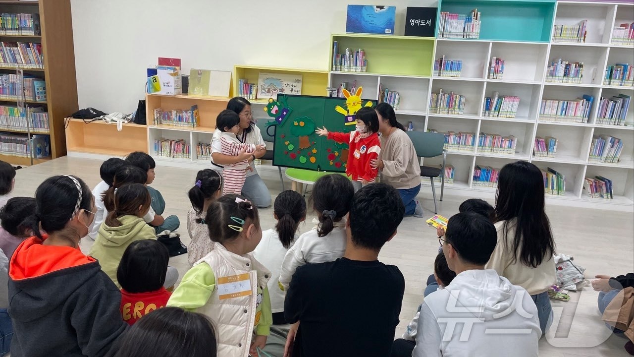 기흥도서관이 진행한 &#39;동기맘과 함께하는 이야기 소풍&#39; 행사 때 모습.&#40;용인시 제공&#41;