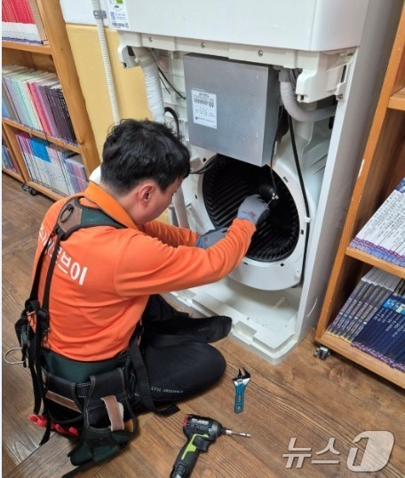 냉방기 세척 전문 업체가 저소득층 가정을 방문해 냉방기 청소를 하고 있다.(해운대구청 제공.재판매 및 DB 금지)