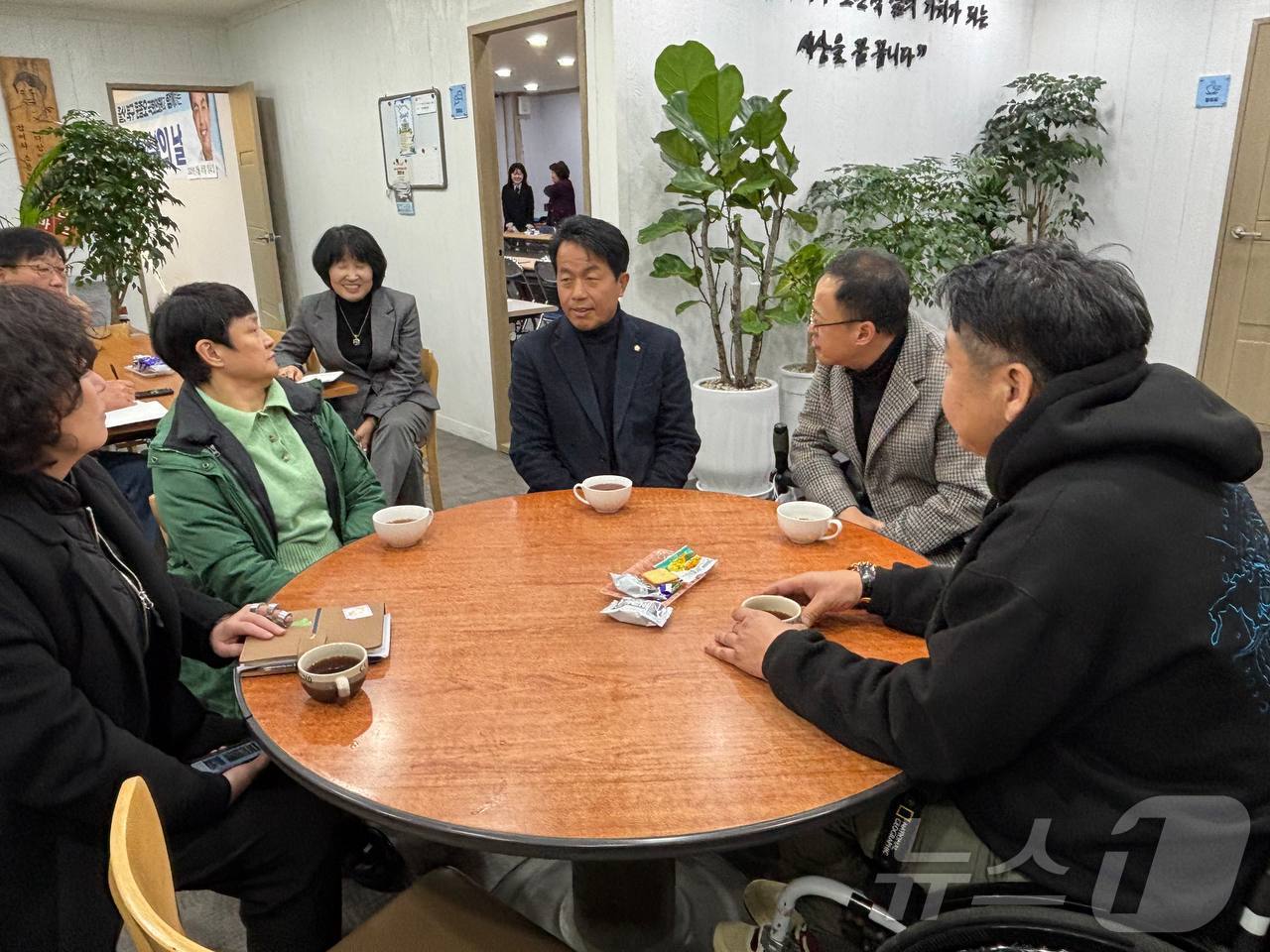 윤종오 진보당 국회의원(울산 북구)이 지난 16일 지역 의원사무실에서 울산 장애인 거주시설 상습학대 사건 공동대책위원회(이하 공대위)와 간담회를 개최했다.(윤종오 의원실 제공. 재판매 및 DB 금지)/뉴스1