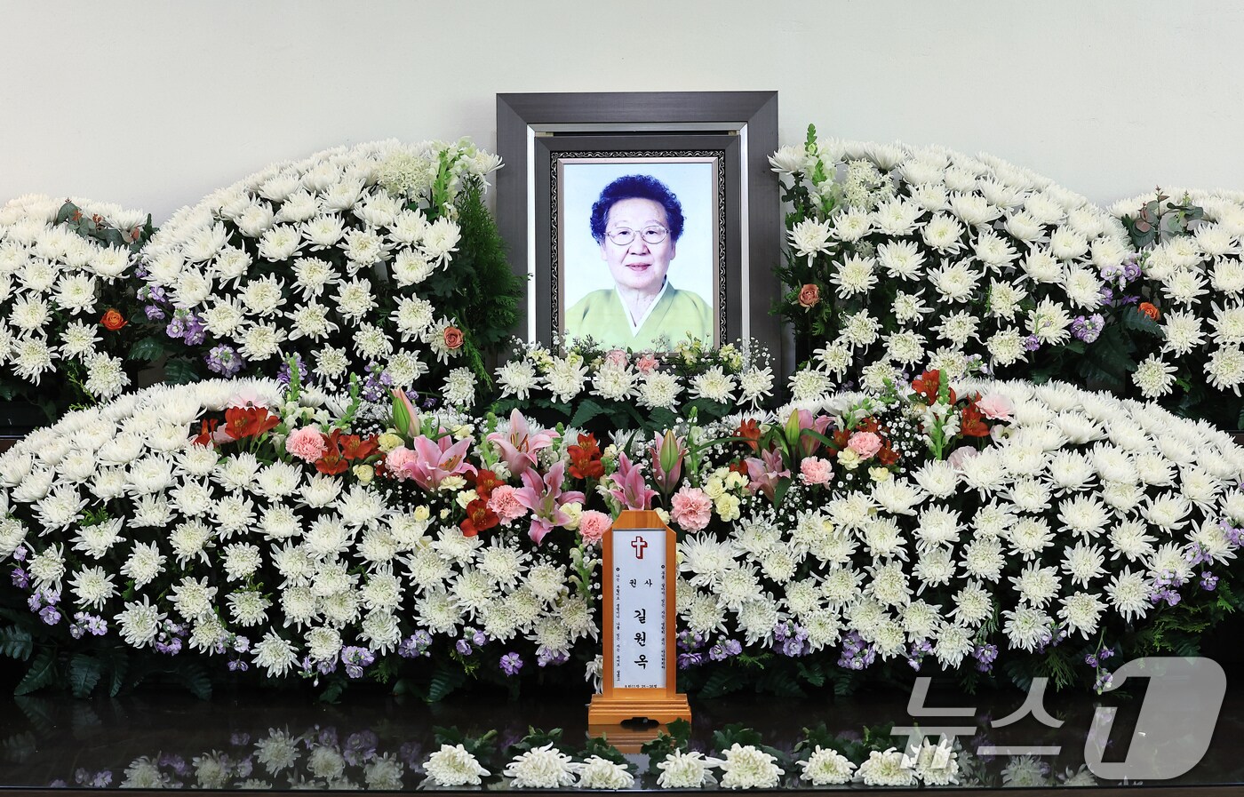 17일 인천시 연수구 원인재로 인천적십자병원 장례식장에 일본군 위안부 피해자 길원옥 할머니의 빈소가 마련되어 있다. 길 할머니의 별세로 남은 위안부 피해 생존자는 7명이 됐으며 이들의 평균 연령은 95.7세다. 연령별로는 90~95세 2명, 96세 이상 5명이다. 2025.2.17/뉴스1 ⓒ News1 박정호 기자