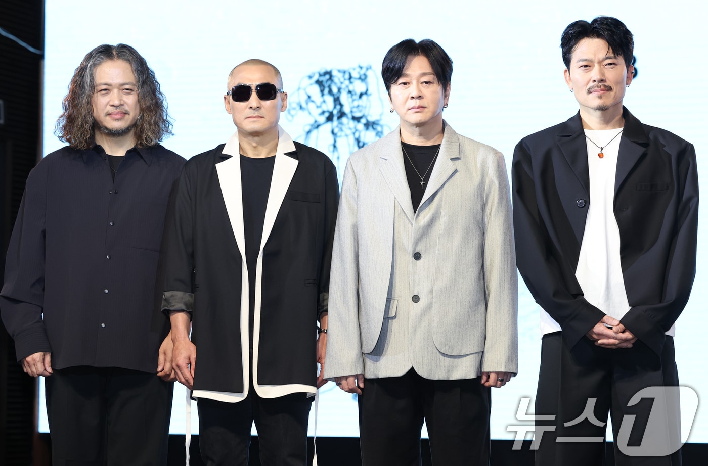 록밴드 YB 허준(왼쪽부터)과 윤도현, 김진원, 박태희가 17일 서울 마포구 롤링홀에서 가진 새 EP 앨범 ‘Odyssey’ 쇼케이스에서 포즈를 취하고 있다. 2025.2.17/뉴스1 ⓒ News1 권현진 기자