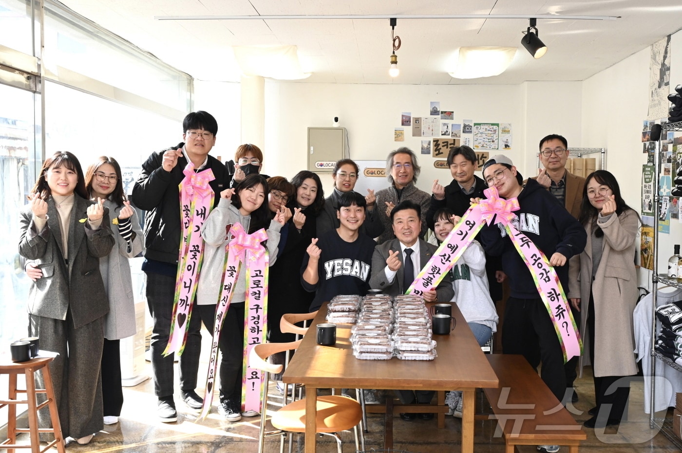 예산군 추사거리 주민참여 재생공간 ‘로컬 안내소’ 개소식에서 관계자 등이 기념촬영을 하고 있다. (예산군 제공. 재판매 및 DB금지) /뉴스1