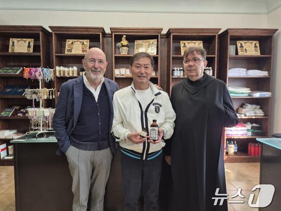 지난해 10월 28일 전춘성 전북자치도 진안군수(가운데)가 움베르토 나르디 교수(왼쪽 첫번째)와 자친토 쿠르친스키 신부(오른쪽 첫번째)를 만나 이탈리아 수도원과 협력하기로 했다.(진안군제공. 재판매 및 DB금지)