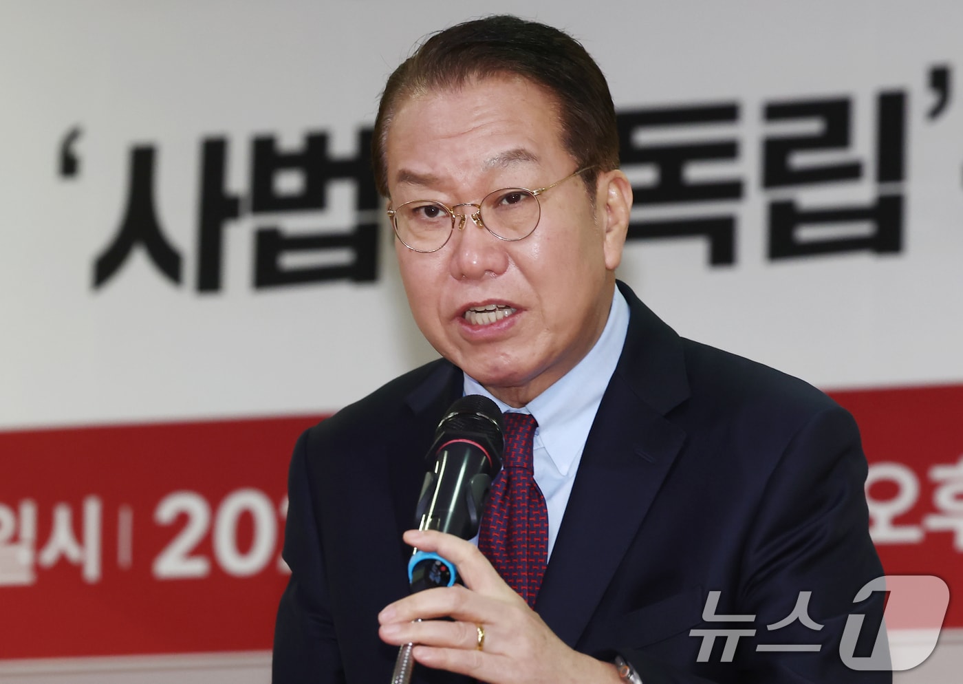 권영세 국민의힘 비상대책위원장이 17일 오후 서울 여의도 국회의원회관에서 열린 '창립 30주년 여의도연구원 연속토론회, 국민 위에 군림하는 국가기관 정상인가'에서 축사하고 있다. 2025.2.17/뉴스1 ⓒ News1 김민지 기자