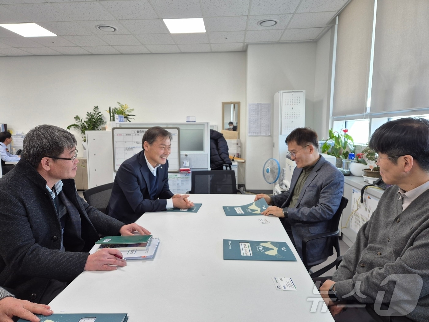 17일 전춘성 전북자치도 진안군수(왼쪽 두번째)이 행정안전부를 방문해 강성희 재난경감과장(왼쪽 세번째)을 만나고 있다.(진안군제공. 재판매 침 DB금지)2025.2.17/뉴스1