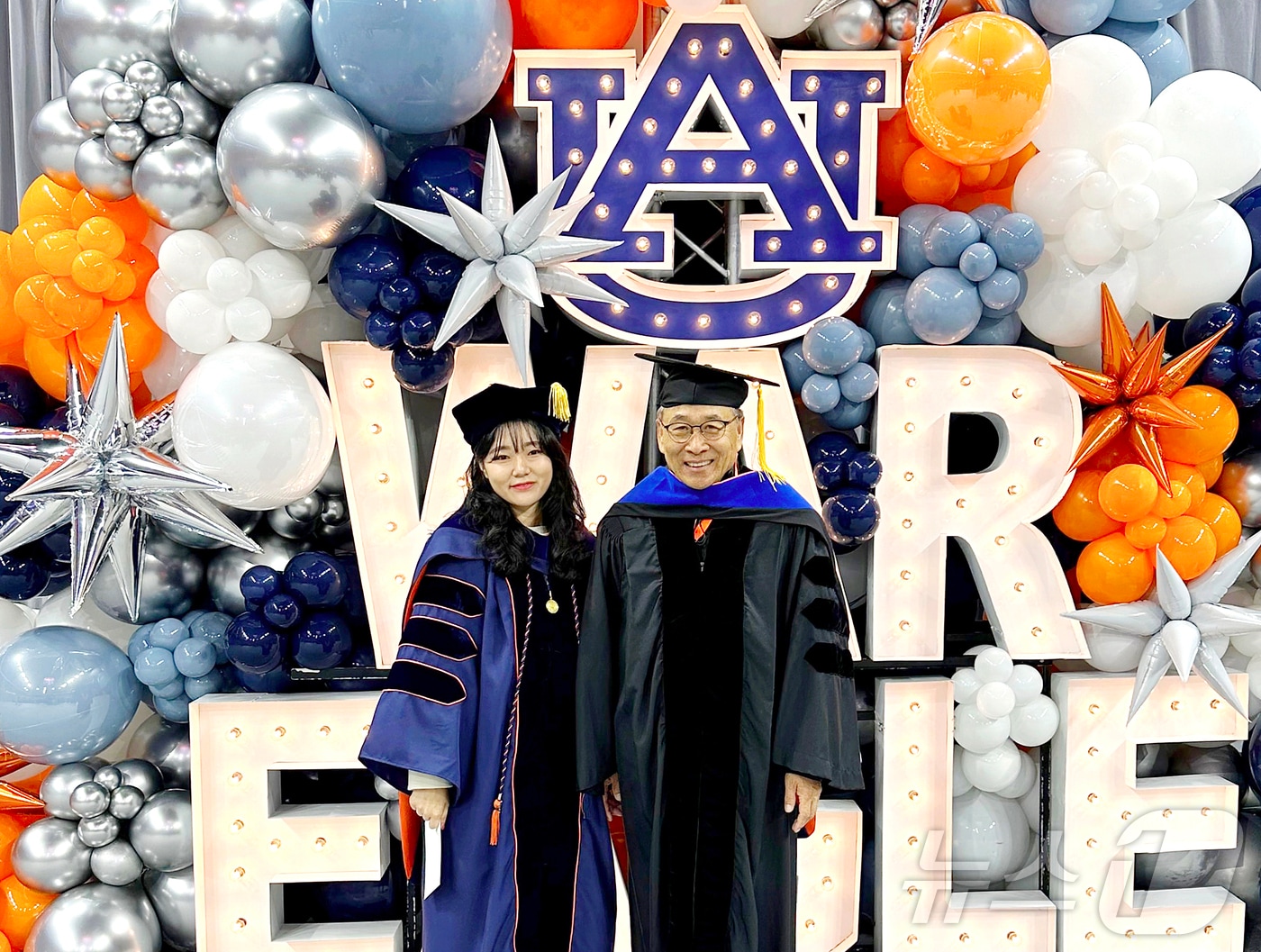 계명대-오번대 '3+2 학위제'를 졸업하고 애플에 취업한 유경진 씨(왼쪽)와 최종률 오번대 지도교수. 유 씨는 2018년 이 프로그램을 통해 오번대 진학 후 석·박사 과정을 거쳐 현재 애플에서 배터리 품질 평가 엔지니어로 근무하고 있다. (계명대 제공. 재판매 및 DB 금지)