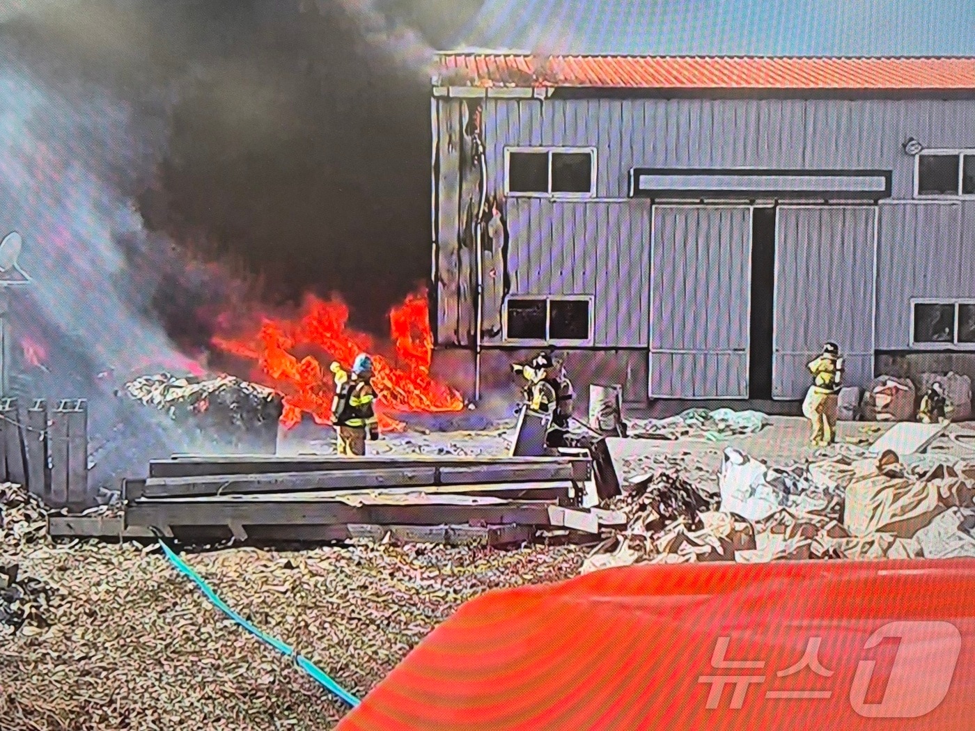 17일 오후 12시51분 쯤 서귀포시 토평동 소재 자원순환관련 시설 창고에서 불이 나 소방당국이 진압하고 있다.(제주도소방안전본부 제공. 재판매 및 DB 금지)2025.2.17/뉴스1