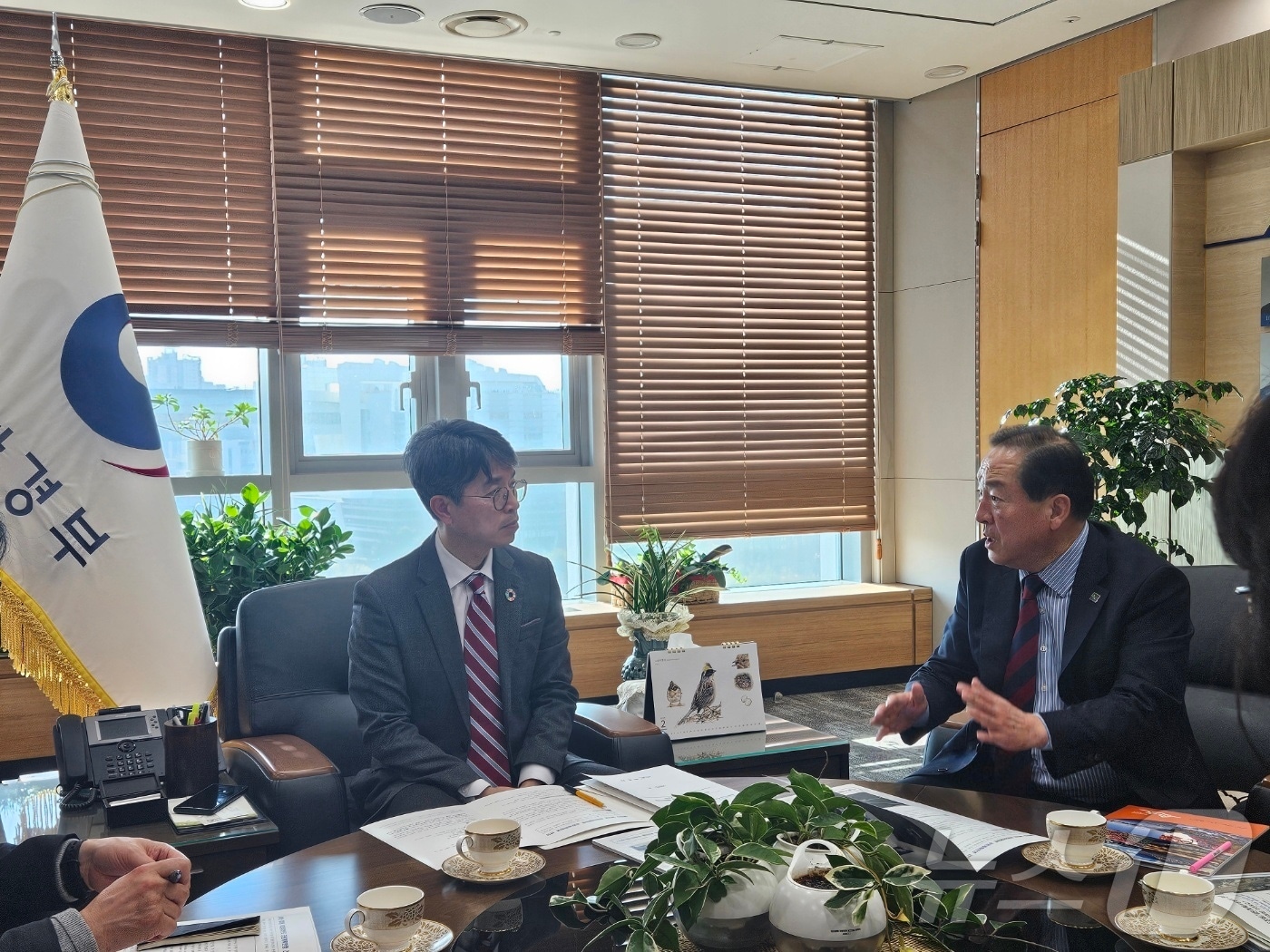 이병선 속초시장(사진 오른쪽)이 17일 국비확보 차 중앙부처를 방문해 김완섭 환경부장관에게 설악산 달마봉 신규 탐방로 개설 등 지역 현안사업 지원을 요청하고 있다.(속초세 제공, 재판매 및 DB 금지)