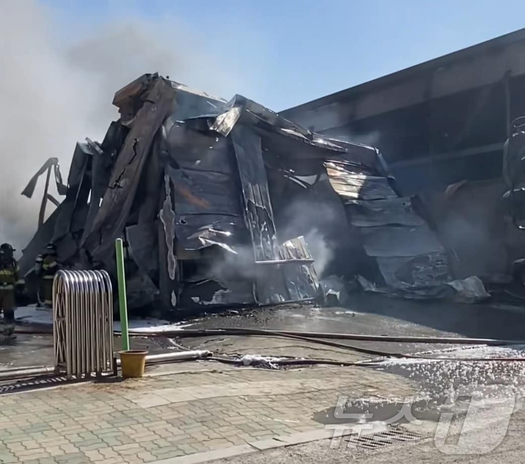 17일 낮 12시53분쯤 대구 동구 방촌동에 있는 한 물류창고에서 불이 나 소방당국이 2시간여 만에 진화했다.(대구소방안전본부 제공. 재판매 및 DB 금지)