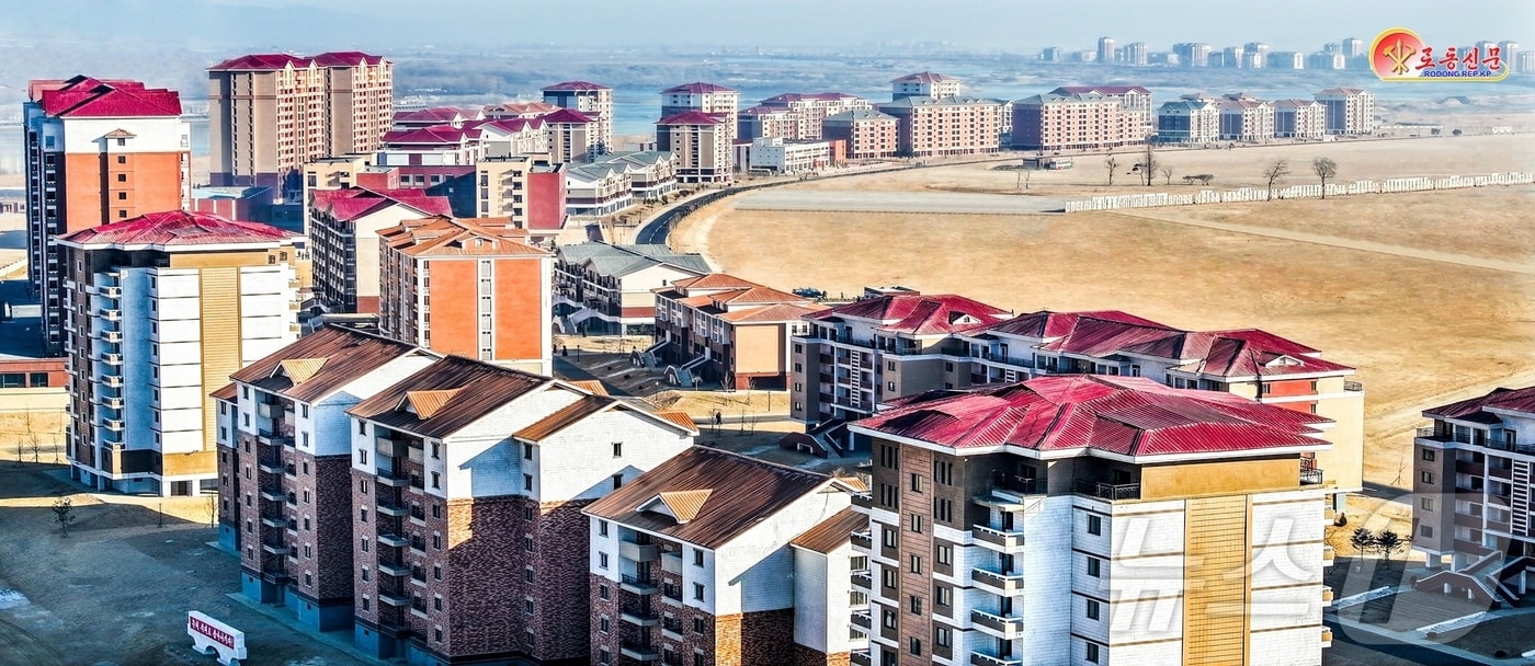 &#40;평양 노동신문=뉴스1&#41; = 북한 노동당 기관지 노동신문은 18일 농촌 새 살림집&#40;주택&#41;들을 조명하며 &#34;우리 국가의 전면적 발전상과 미래상의 뚜렷한 축도이다＂라고 보도했다. 신문은 지난 3년간 1500여 개의 마을에 8만700여 세대의 새 살림집들이 지어졌다고 전했다. [국내에서만 사용가능. 재배포 금지. DB 금지. For Use Only in the Republic of Korea. Redistribution Prohibited] rodongphoto@news1.kr