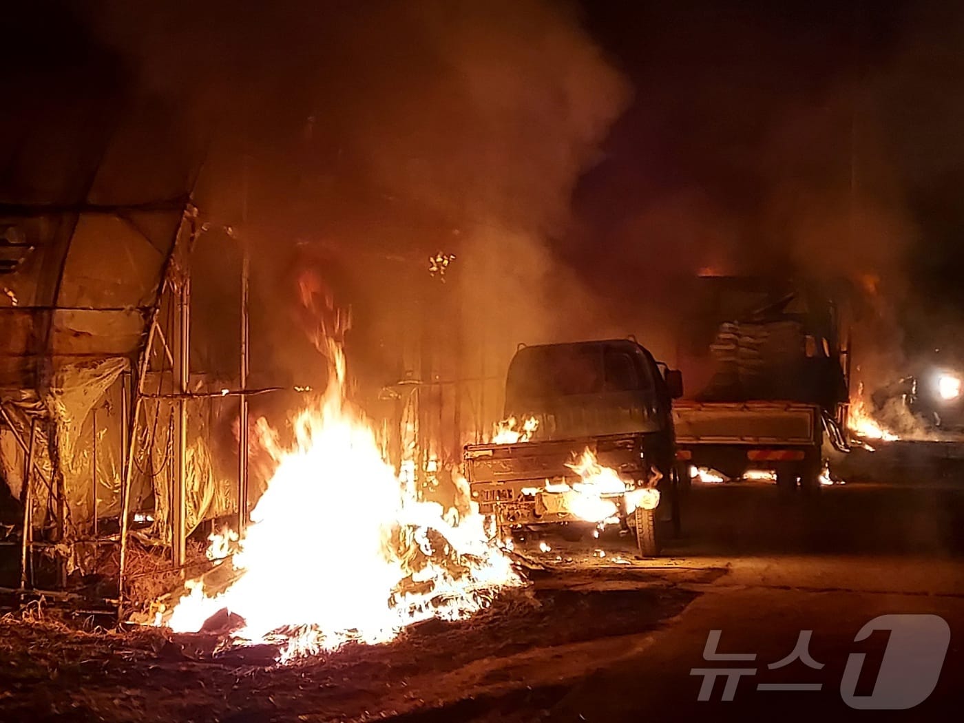 18일 오전 3시 5분께 전북 완주군 삼례읍 한 비닐하우스에서 불이 났다.(전북소방 제공. 재판매 및 DB금지) 2025.2.18/뉴스1