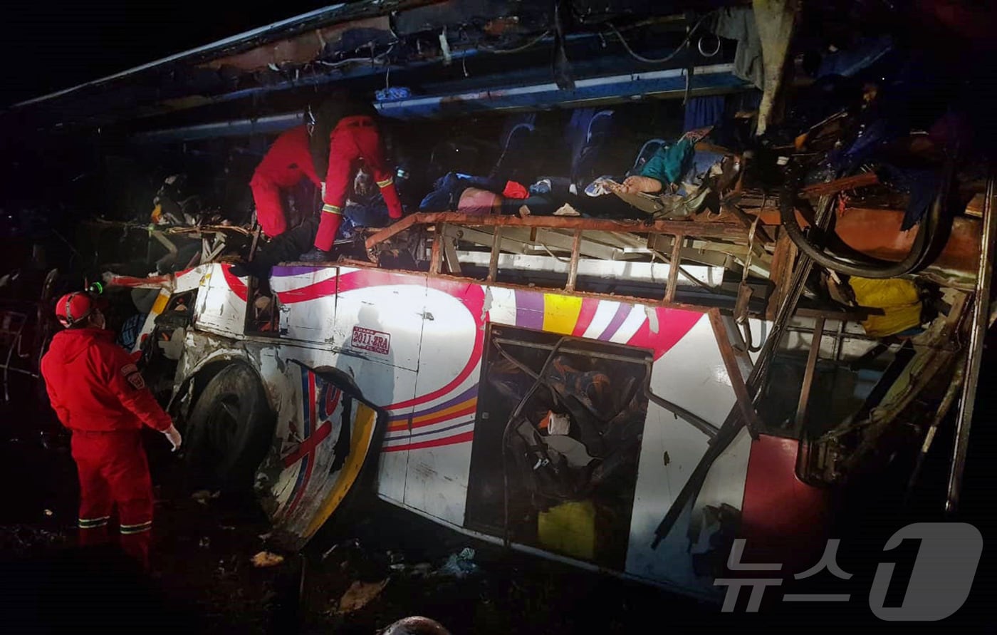 2019년 2월 18일 오루로와 포토시를 연결하는 도로에서 버스 충돌 사고가 발생한 후 볼리비아 소방관 구조대가 희생자들의 시신을 수습하고 있다. 2019.02.18 ⓒ AFP=뉴스1 ⓒ News1 김경민 기자