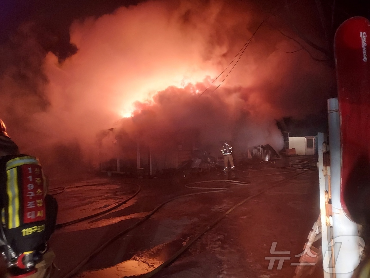 18일 오전 4시49분쯤 상주시 모동면 상판리 한 단독주택에서 불이 나 소방당국이 진화하고 있다(경북소방본부 제공. 재판매 및 DB금지)2025.2.18/뉴스1