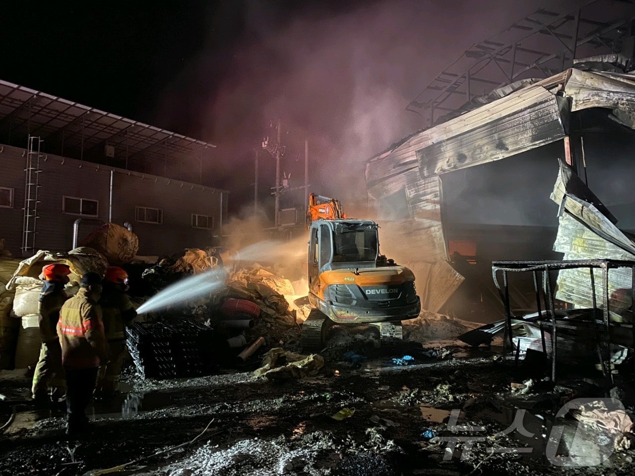 17일 오후 7시 48분쯤 충북 옥천군 청산면의 한 플라스틱 가공 공장에서 불이 나 2시간 여 만에 꺼졌다. (옥천소방서 제공. 재판매 및 DB금지) /뉴스1 