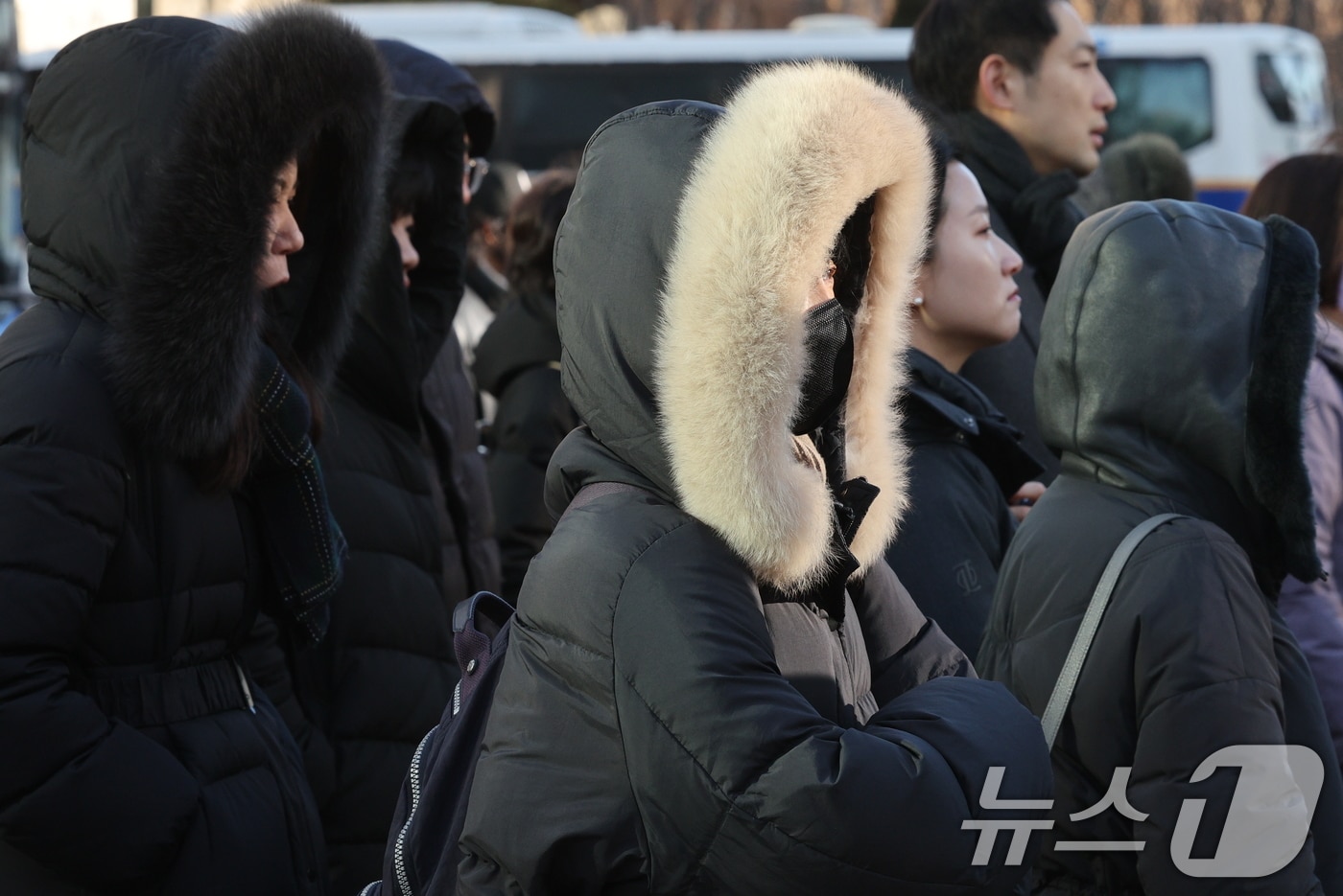 절기상 우수(雨水)인 18일 서울 광화문네거리에서 두꺼운 옷을 입은 시민들이 출근하고 있다. 기상청은 전국 대부분 지역에서 바람이 강하게 불어 춥고 당분간 기온도 낮을 것으로 예보했다. 2025 2.18/뉴스1 ⓒ News1 신웅수 기자