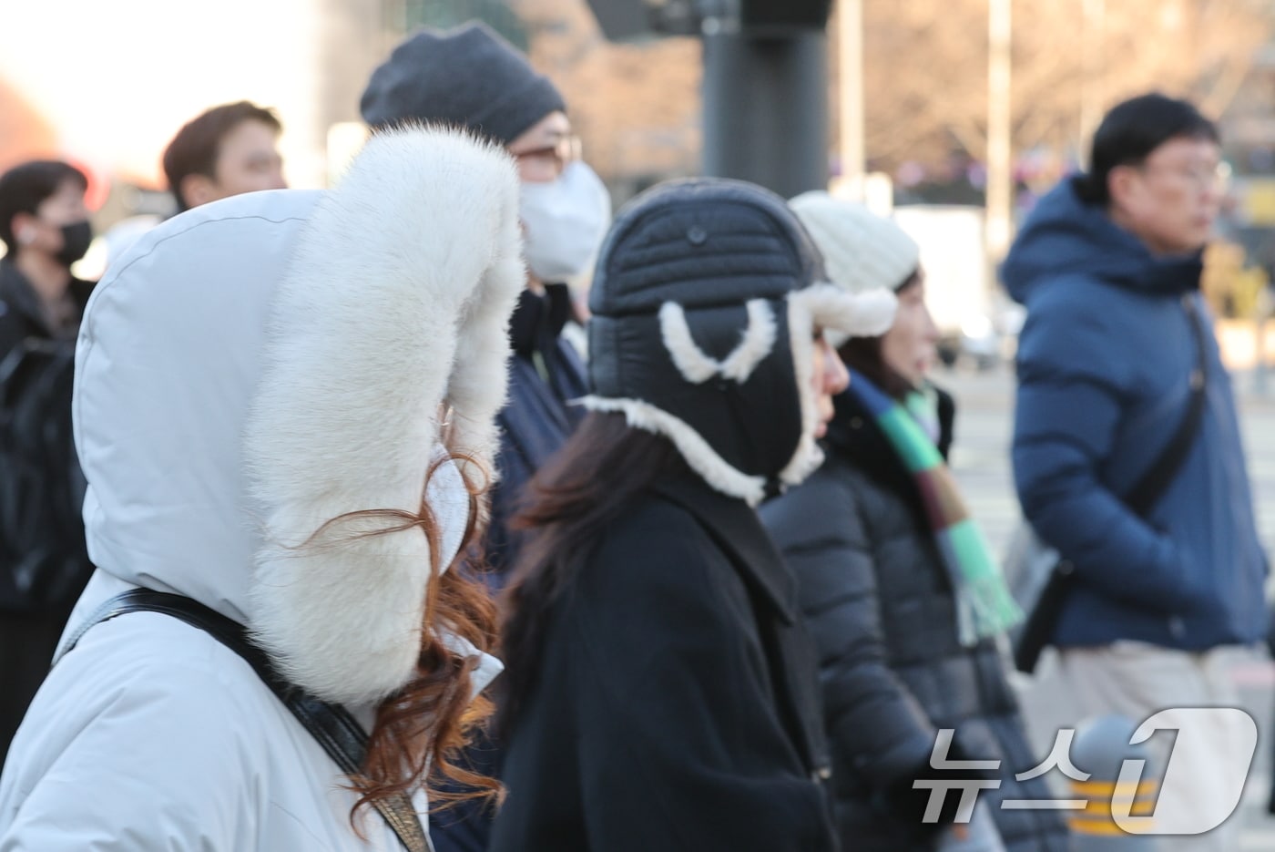 절기상 우수(雨水)인 18일 서울 광화문네거리에서 두꺼운 옷을 입은 시민들이 출근하고 있다. 기상청은 전국 대부분 지역에서 바람이 강하게 불어 춥고 당분간 기온도 낮을 것으로 예보했다. 2025 2.18/뉴스1 ⓒ News1 신웅수 기자