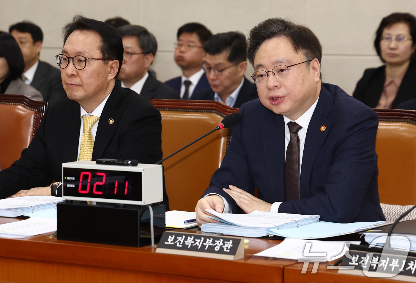 조규홍 보건복지부 장관이 18일 오전 서울 여의도 국회에서 열린 보건복지위원회 전체회의에서 의원 질의에 답변하고 있다. 왼쪽은 김민수 2차관. 2025.2.18/뉴스1 ⓒ News1 김민지 기자