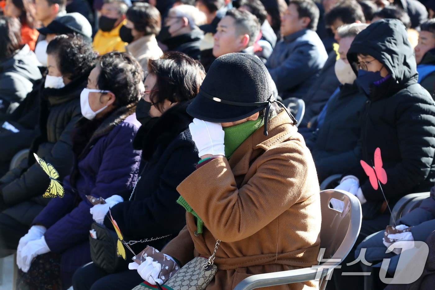 18일 오전 대구 동구 대구시민안전테마파크 광장에서 열린 '대구지하철 화재참사 22주기 추모식'에 참석한 유가족들이 슬픔에 잠긴 채 눈물을 훔치고 있다. 2025.2.18/뉴스1 ⓒ News1 공정식 기자