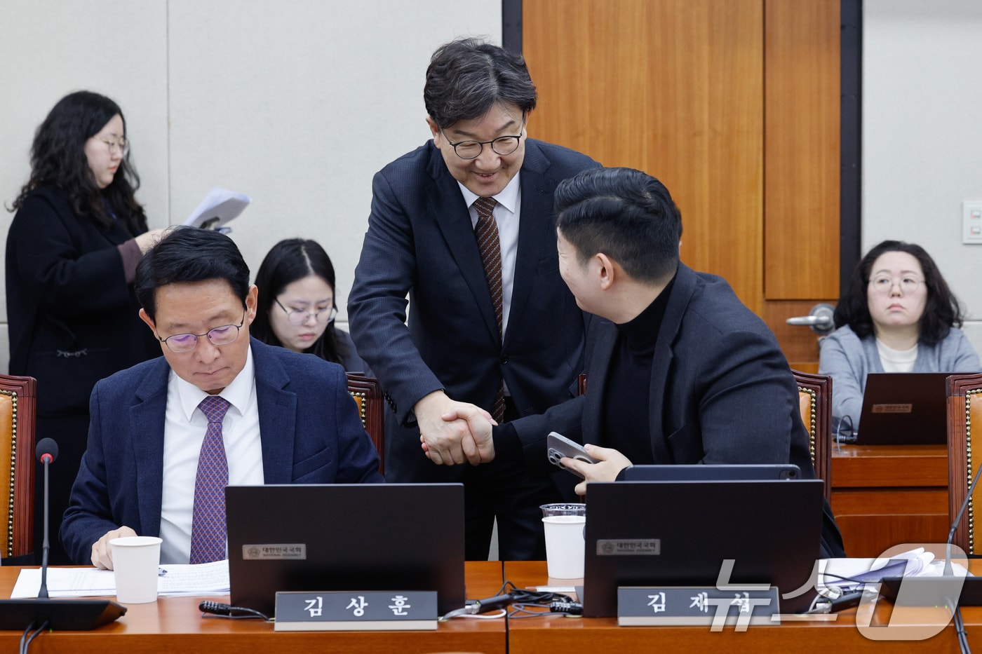 권성동 국민의힘 원내대표가 지난 2월 18일 서울 여의도 국회에서 열린 정무위원회 제422회국회&#40;임시회&#41; 제1차 전체회의에서 김재섭 의원과 악수하고 있다. 2025.2.18/뉴스1 ⓒ News1 안은나 기자