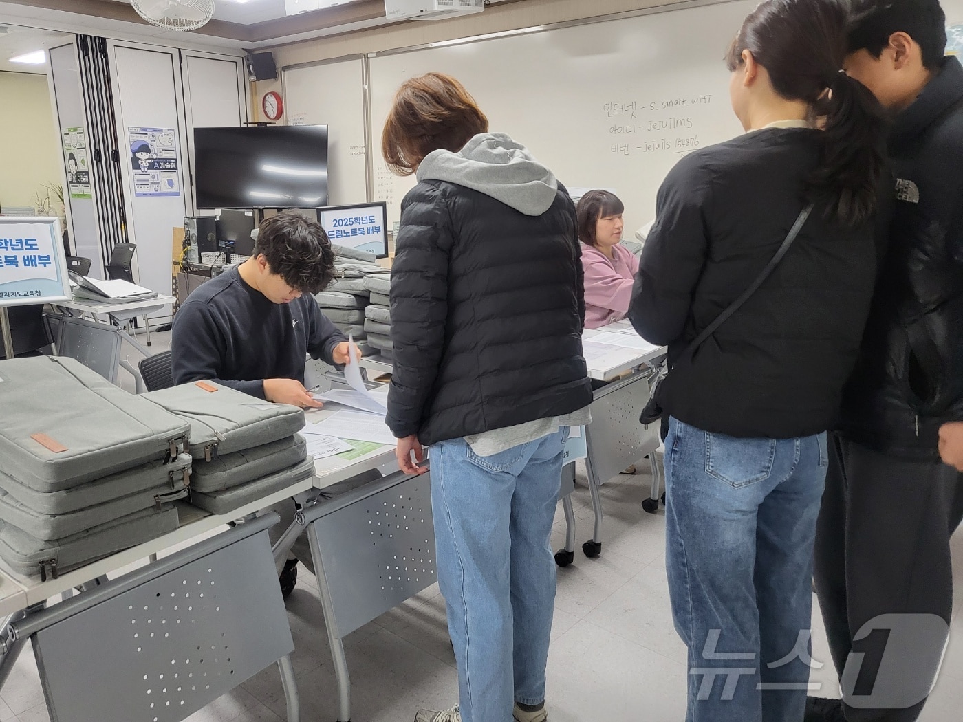 제주 한 중학교에서 학생들에게 2025학년도 드림노트북을 배부하고 있다.(도교육청 제공. 재판매 및 DB 금지)