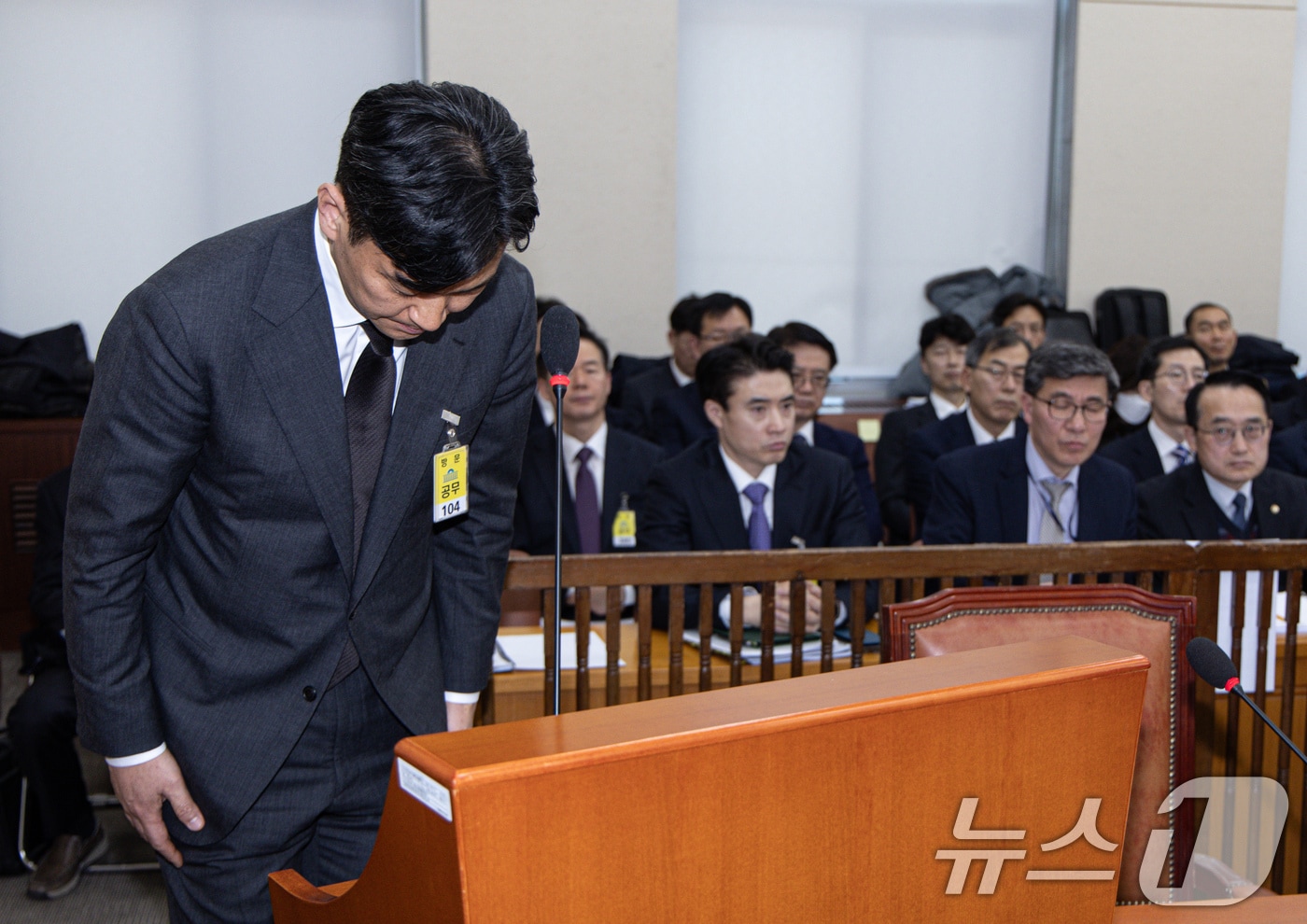 박현수 서울경찰청장 직무대리가 18일 오전 서울 여의도 국회에서 열린 제422회 국회(임시회) 행정안전위원회 제1차 전체회의에서 의원 질의에 답변을 마친 후 인사하고 있다. 2025.2.18/뉴스1 ⓒ News1 이재명 기자