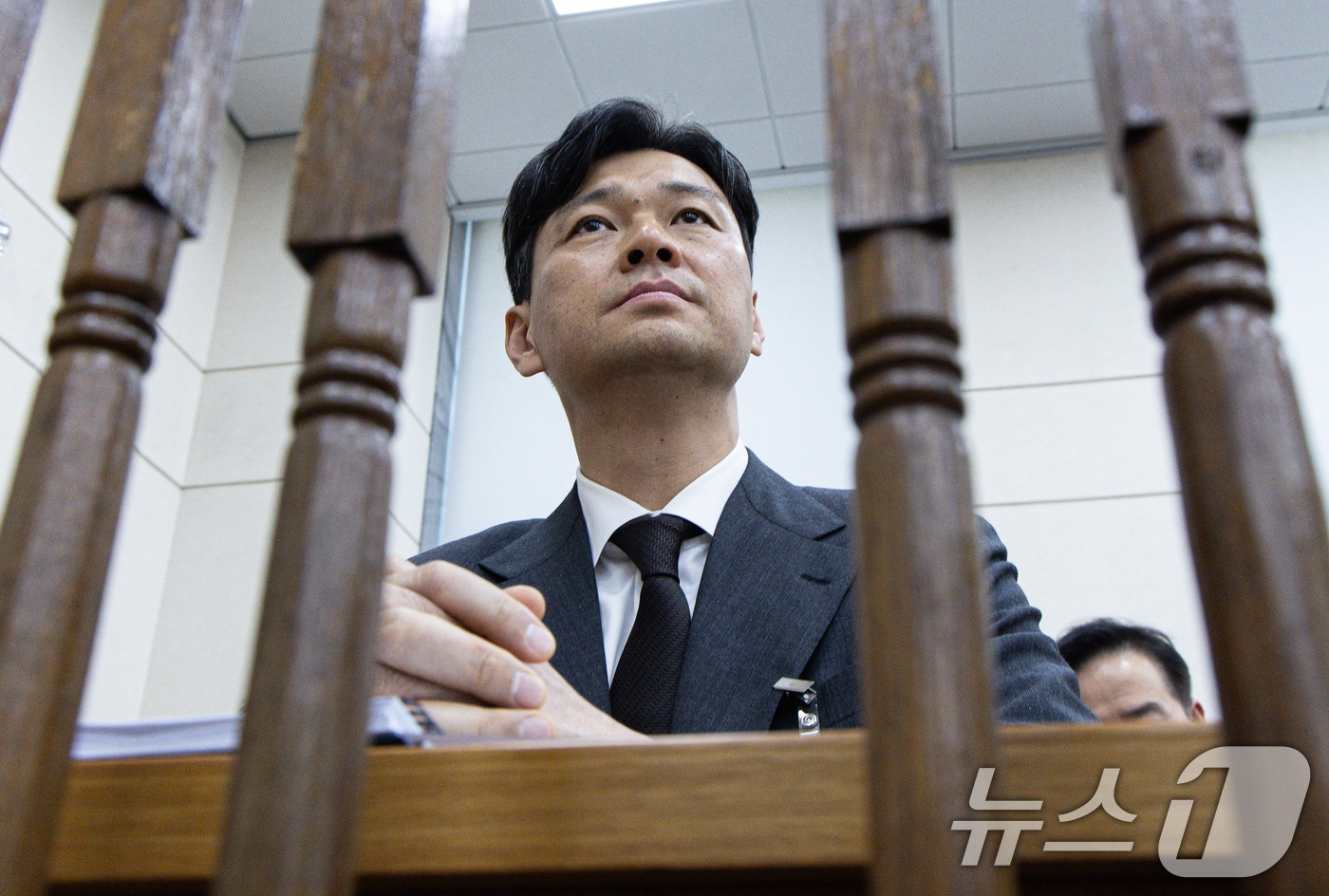 박현수 서울경찰청장 직무대리가 18일 오전 서울 여의도 국회에서 열린 제422회 국회(임시회) 행정안전위원회 제1차 전체회의에서 의원 질의에 답변을 마친 후 자리에 착석해 있다. 2025.2.18/뉴스1 ⓒ News1 이재명 기자
