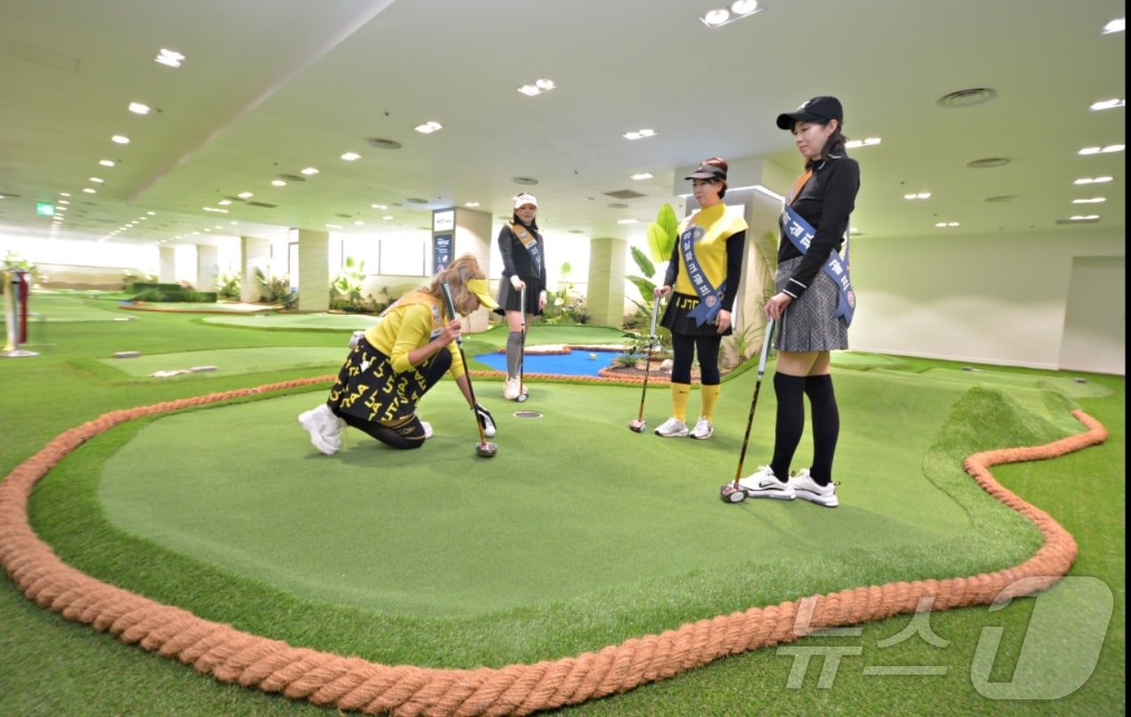 18일 문을 연 대구백화점 프라자점 미니 파크골프장을 찾은 고객들이 파크골프를 즐기고 있다.(대구백화점 제공. 재판매 및 DB 금지)