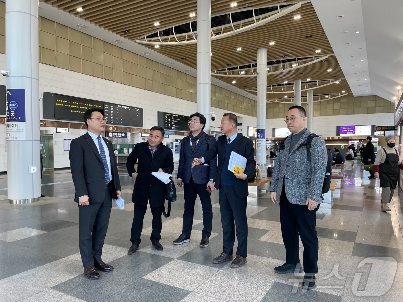 울산 남구의회 김장호 의원이 지난달 태화강역에서 코레일유통(주) 관계자들로부터 역사 2층 맞이방 상업시설 개발계획을 청취한 후 남구와의 협력 방안을 논의했다.(울산 남구의회 제공.재판매 및 DB 금지)/뉴스1