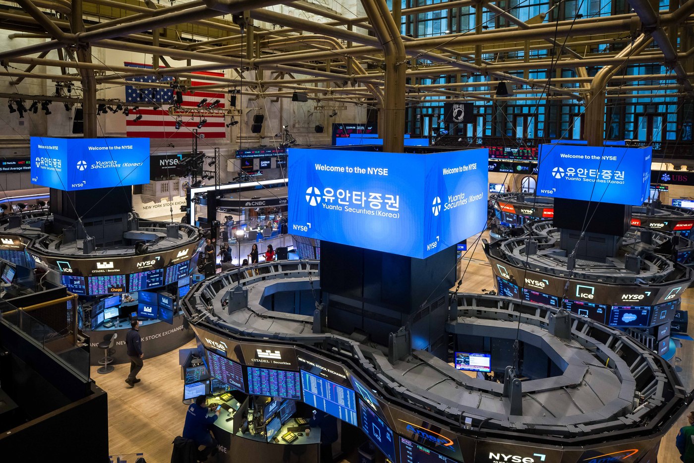 미국 주식 20호가 서비스 '필라 뎁스'(Pillar Depth) 도입을 기념해 2월 12일(현지 시간) 뉴욕증권거래소(NYSE) 트레이딩 플로어 전광판에 표출된 유안타증권 로고.(유안타증권 제공)