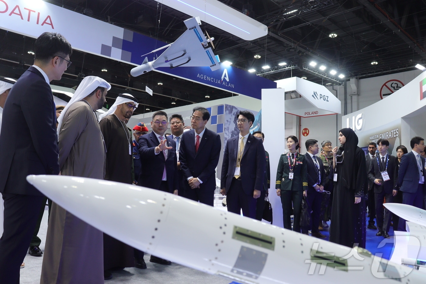지난 17일(현지 시간) UAE 아부다비에서 진행 중인 IDEX 2025 현장에서, 구본상 LIG 회장이 모하메드 빈 자이드 알 나하얀 UAE 대통령에게 장거리지대공유도무기 'L-SAM'에 대해 소개하고 있다. (LIG넥스원 제공)