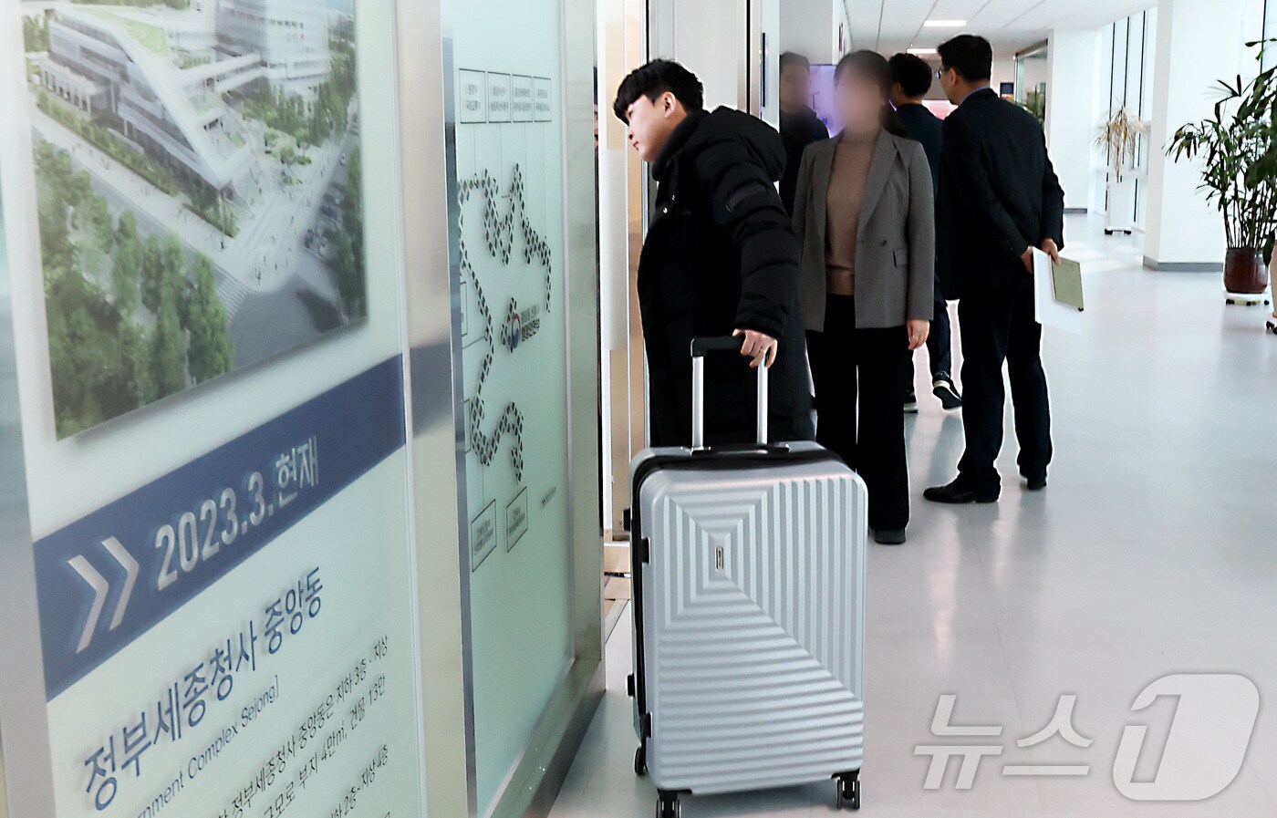 12·3 내란 사태를 수사하고 있는 경찰청 국가수사본부가 계엄 당시 소방청에 언론사 단전·단수 지시와 관련해 18일 오후 전 이상민 행정안전부 장관에 대한 압수수색을 진행하며 세종시 정부세종청사 행안부 장관 집무실로 들어가고 있다. 2025.2.18/뉴스1 ⓒ News1 김기남 기자