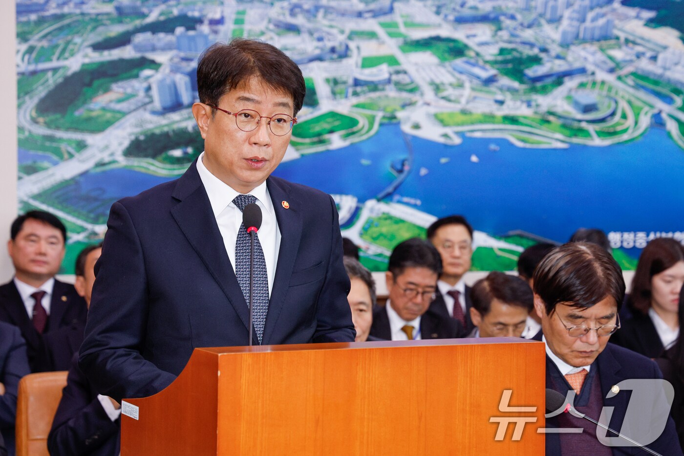 박상우 국토교통부 장관이 18일 서울 여의도 국회에서 열린 국토교통위원회 제422회국회(임시회) 제1차 전체회의에 출석해 도시 및 주거환경정비법 일부개정법률안 정부 제안설명을 하고 있다. 2025.2.18/뉴스1 ⓒ News1 안은나 기자