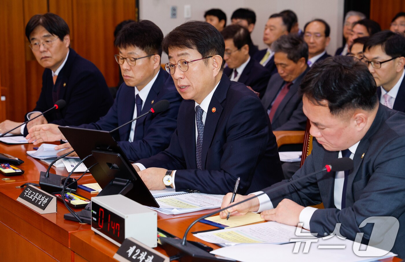박상우 국토교통부 장관이 18일 서울 여의도 국회에서 열린 국토교통위원회 제422회국회&#40;임시회&#41; 제1차 전체회의에 출석해 의원 질의에 답하고 있다. 2025.2.18/뉴스1 ⓒ News1 안은나 기자