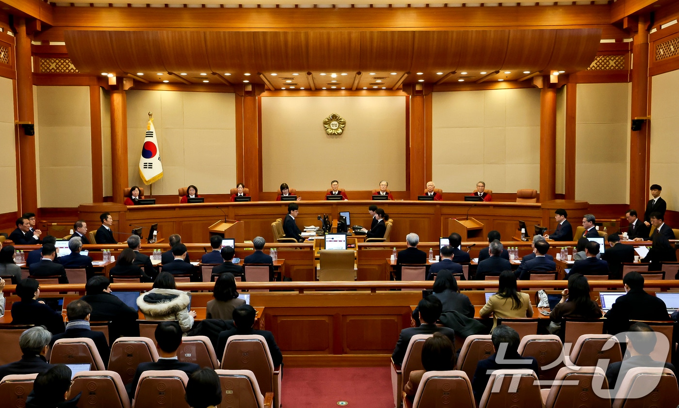 문형배 헌법재판소장 권한대행을 비롯한 헌법재판관들이 18일 서울 종로구 헌법재판소에서 열린 &#39;윤석열 대통령 탄핵심판 9차 변론&#39;에 입장해 있다. 2025.2.18/뉴스1 ⓒ News1 사진공동취재단