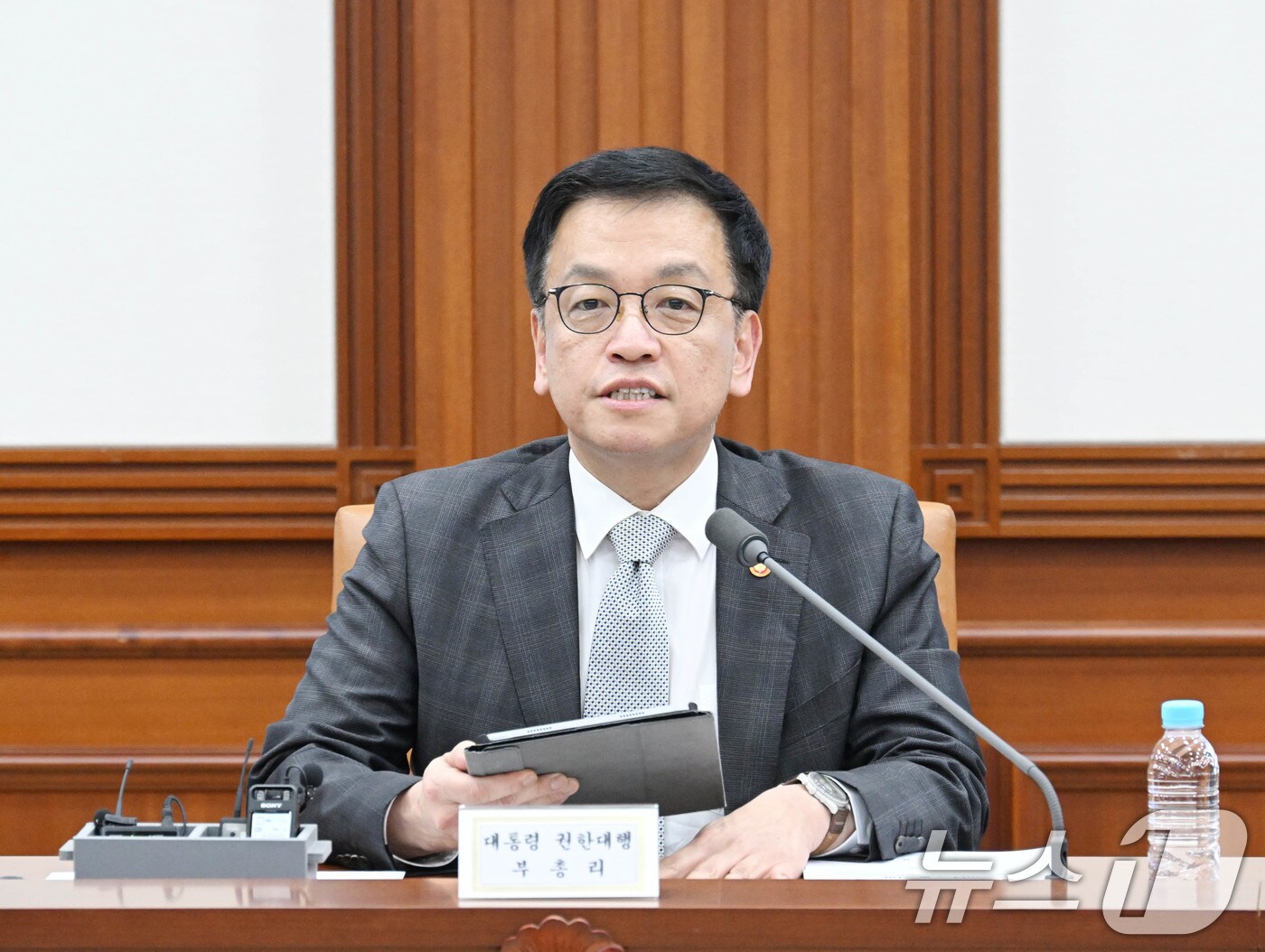 최상목 대통령 권한대행 부총리 겸 기획재정부 장관이 18일 서울 종로구 정부서울청사에서 열린 &#39;제6차 수출전략회의&#39;를 주재하고 있다. &#40;기획재정부 제공. 재배포 및 DB 금지&#41; 2025.2.18/뉴스1