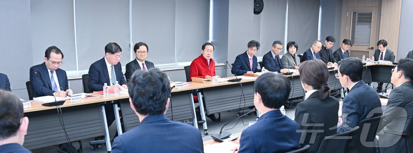 18일 대구시 산격청사에서 열린 간부회의에서 홍준표 시장이 발언하고 있다.(대구시 제공, 재판매 및 DB 금지)