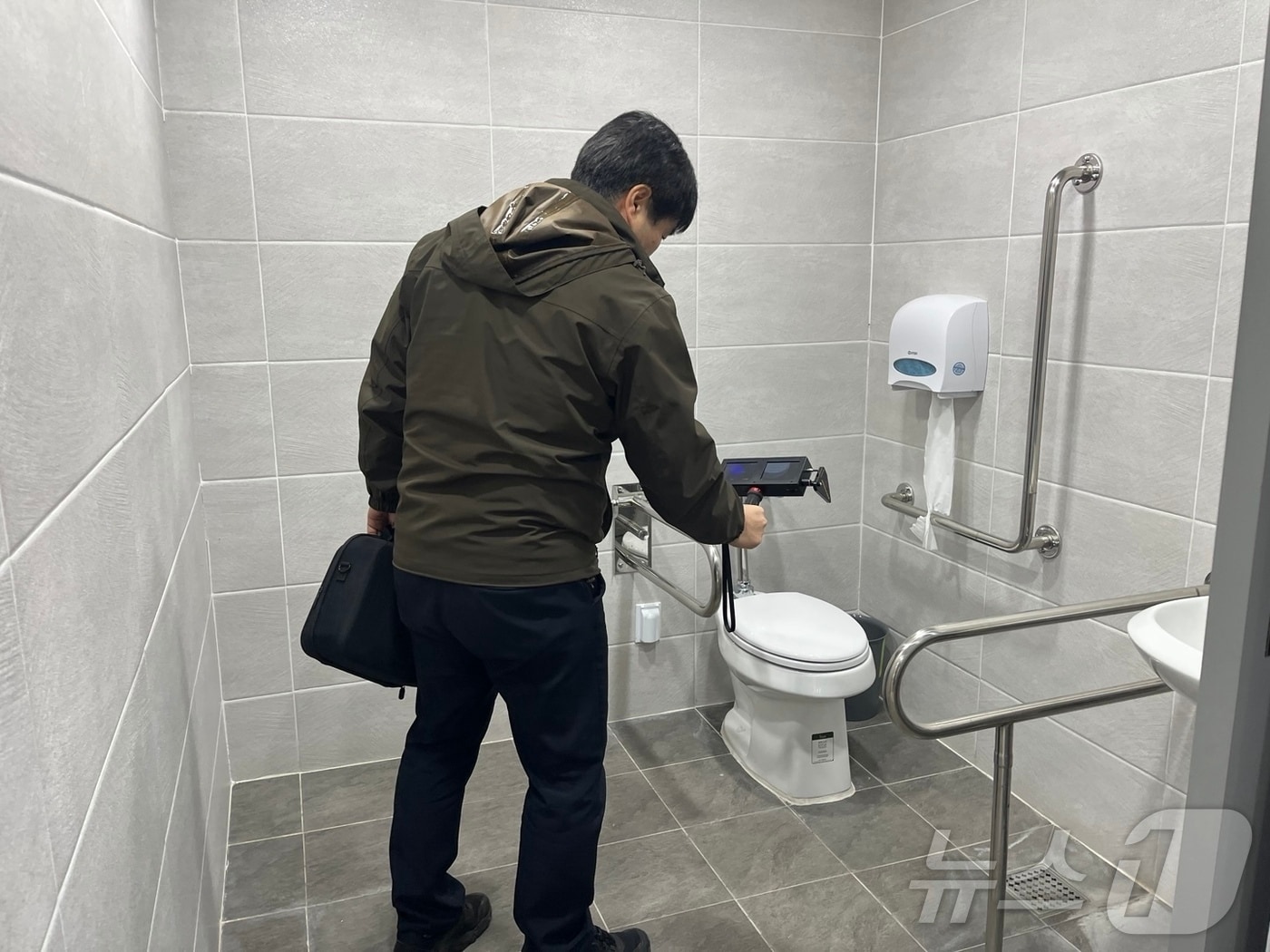 강원 태백시의 불법 카메라 설치여부 점검 활동 자료 사진. (태백시 제공. 재판매 및 DB금지) 2025.2.18/뉴스1