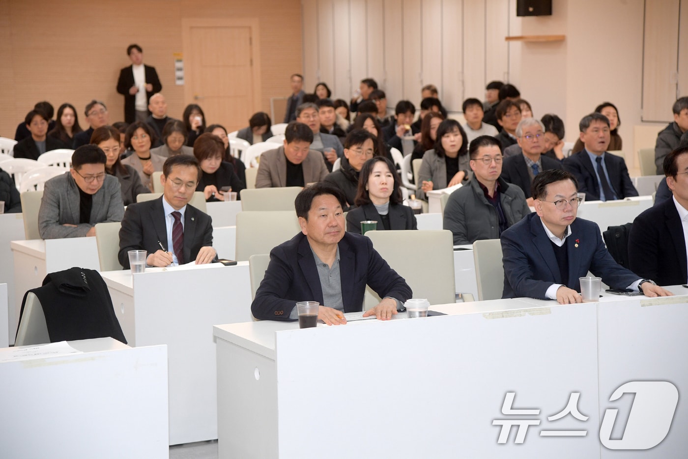 강기정 광주시장이 17일 시청 중회의실에서 열린 제10회 정책포럼에 참석해 김영익 서강대학교 경제대학원 겸임교수의 '트럼프 2기의 글로벌 경제 전망과 대응'이란 내용의 기조강연을 경청하고 있다.(광주시 제공. 재판매 및 DB 금지)2025.2.18/뉴스1