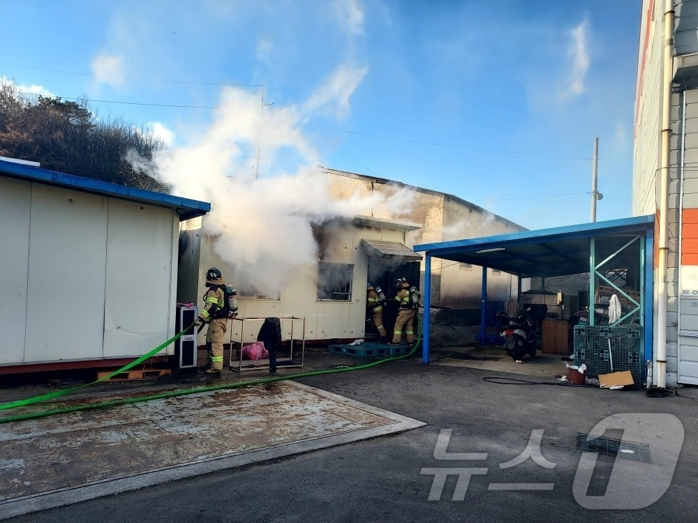  18일 오후 4시 40분께 전북 군산시 임피면 한 공장 창고에서 불이 났다.(군산소방 제공. 재판매 및 DB금지) 2025.2.18/뉴스1
