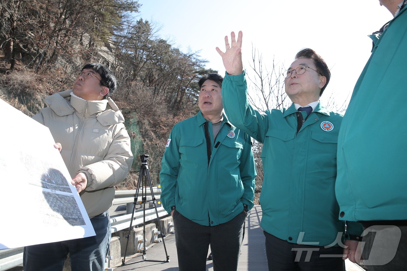  육동한 춘천시장, 의암피암터널·의암댐 관리교서 해빙기 안전사고 점검.(춘천시 제공, 재판매 및 DB금지)
