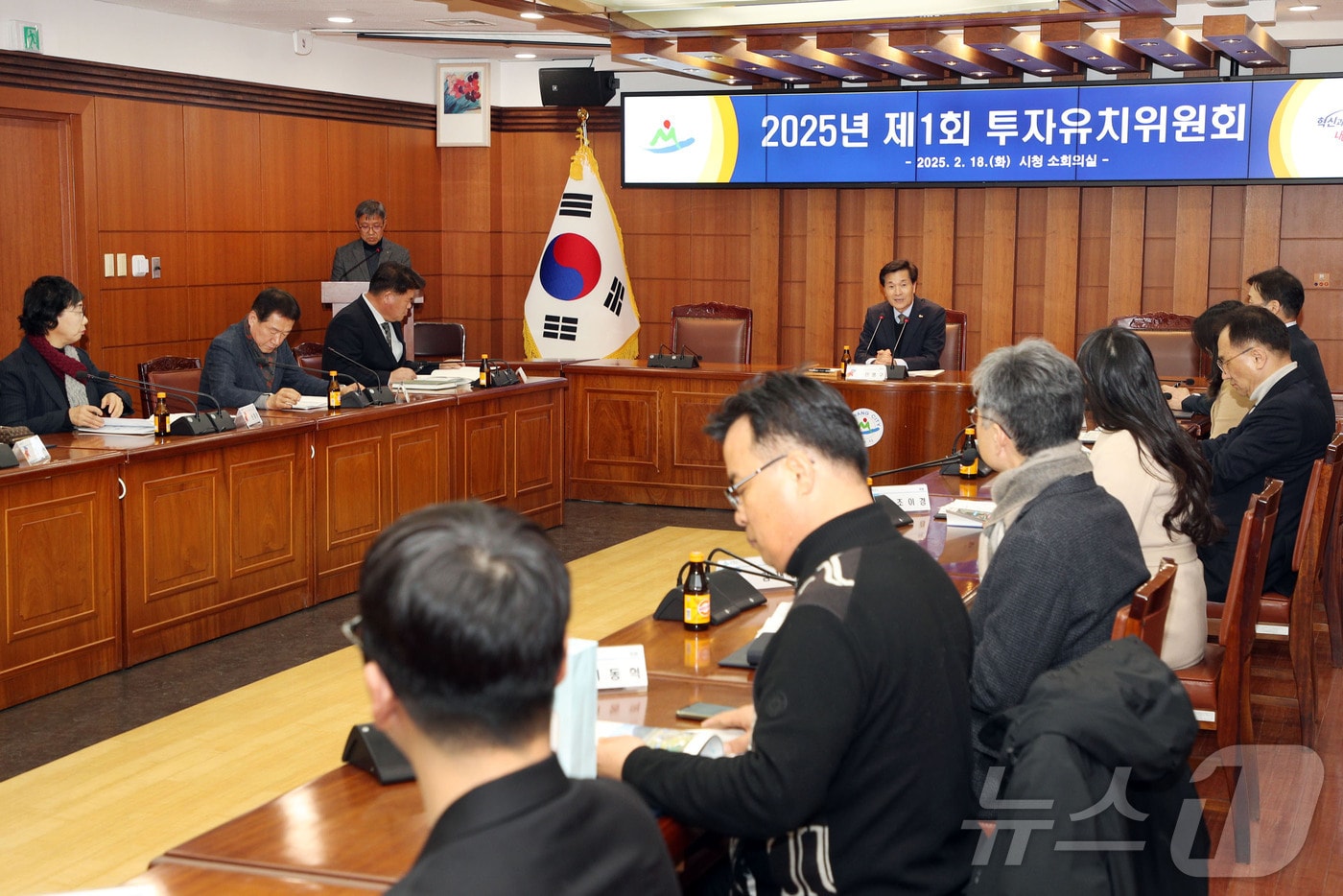 밀양시가 18일 시청 소회의실에서 올해 첫 투자유치위원회를 열고 있다.(밀양시 제공. 재판매 및 DB금지)