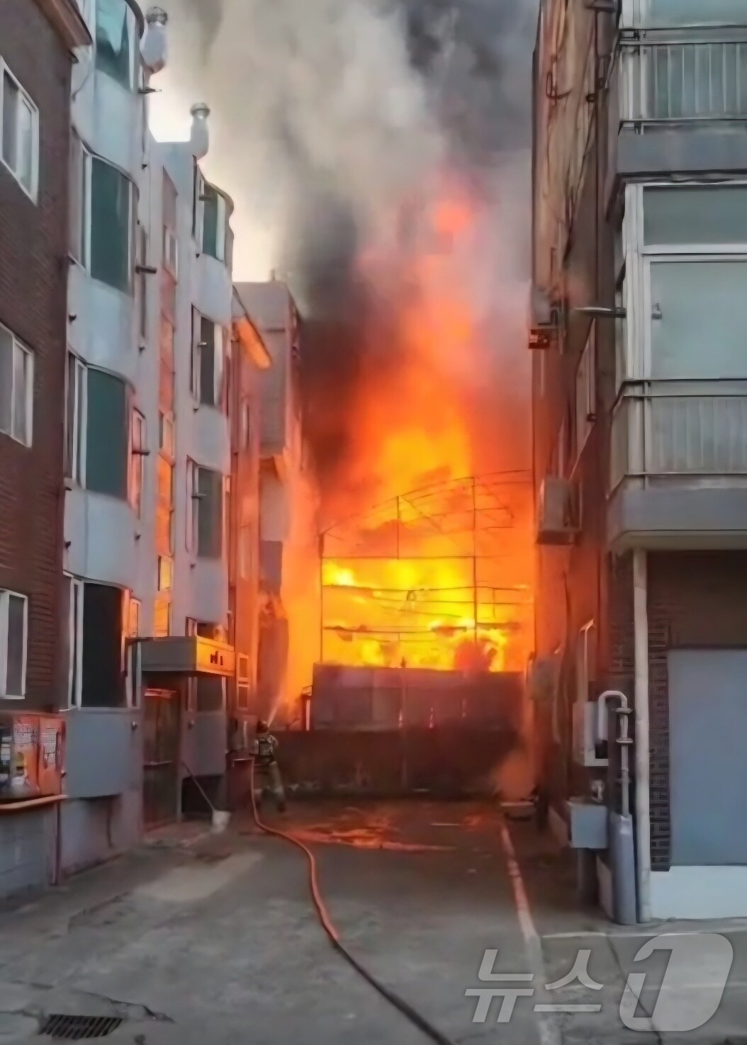 18일 오후 5시 40분께 충남 천안시 동남구 봉명동의 한 철물점에서 불이 났다. (독자제공. 재판매 및 DB금지)/뉴스1
