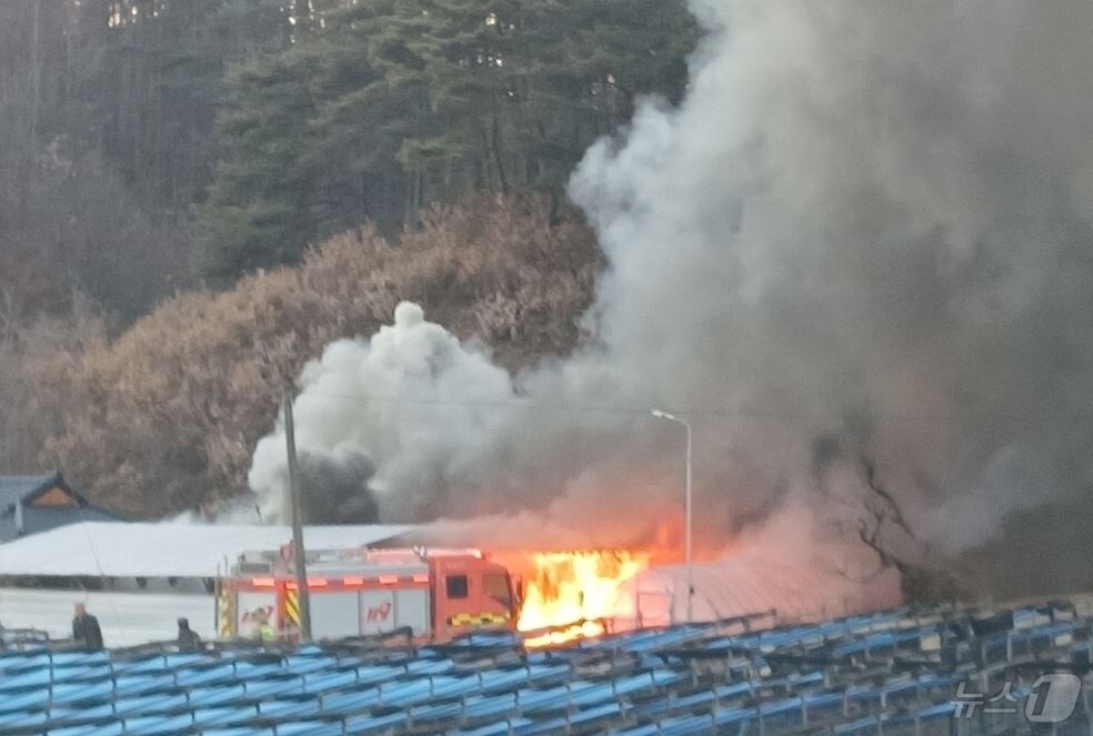 18일 오후 4시 58분쯤 경북 영주시 이산면 두월리 단독주택에 불이나 소방당국이 진압에 나섰다.(경북소방본부 제공. 재판매 및 DB 금지)2025.2.18/뉴스1