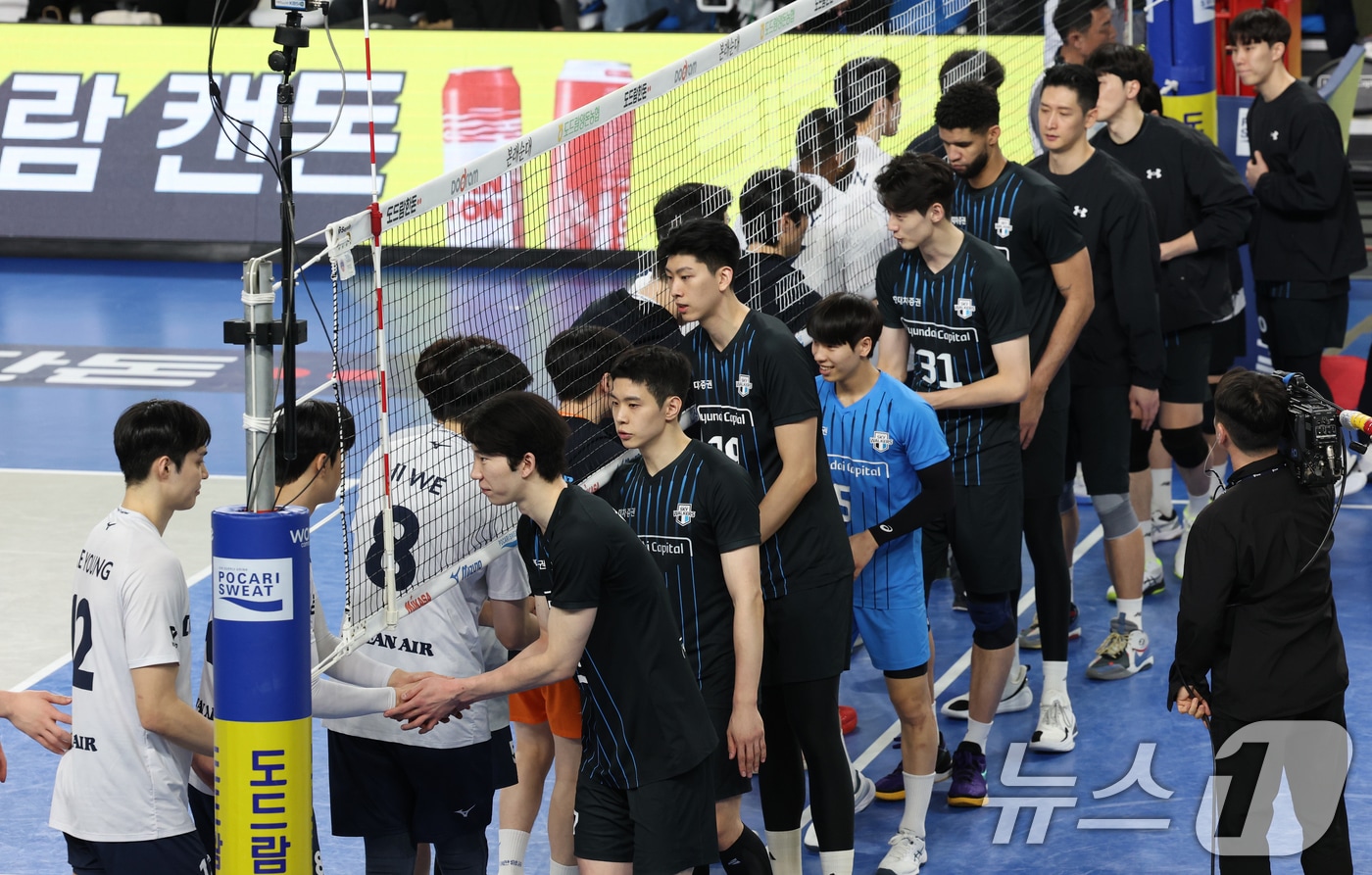 18일 오후 충남 천안시 유관순체육관에서 열린 남자 프로배구 '도드람 2024-2025 V리그' 현대캐피탈과 대한항공의 경기에서 세트 스코어 3대1로 승리한 대한항공 선수들이 현대캐피탈 선수들과 인사를 하고 있다. 2025.2.18/뉴스1 ⓒ News1 김영운 기자