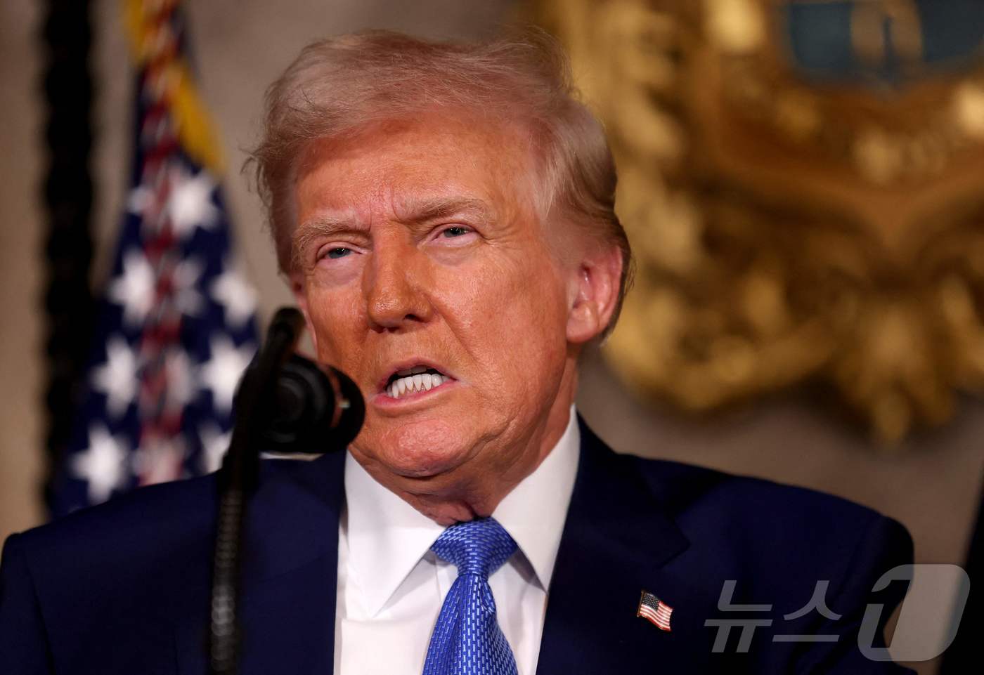 도널드 트럼프 미국 대통령이 18일 (현지시간) 플로리다주 팜비치에 있는 마러라고 자택에서 행정명령 서명식을 마친 뒤 취재진을 만나 “블라디미르 푸틴 러시아 대통령과 이달 말 안에 만날 가능성이 크다”고 밝히고 있다. 2025.02.19 ⓒ AFP=뉴스1 ⓒ News1 우동명 기자