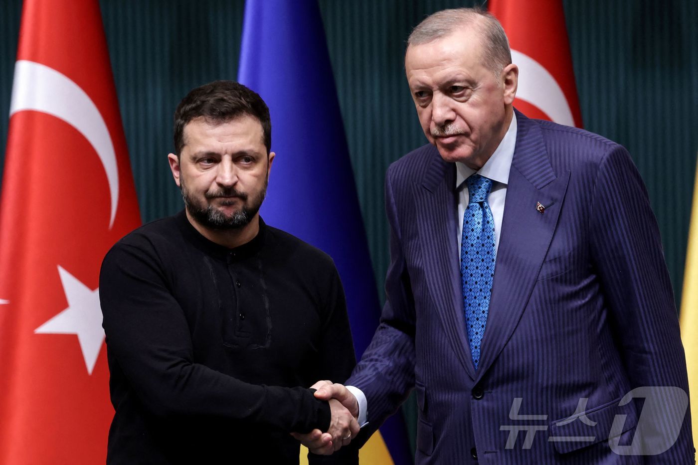 볼로디미르 젤렌스키 우크라이나 대통령이 18일 (현지시간) 앙카라에서 레제프 타이이프 에르도안 튀르키예 대통령과 회담을 마친 뒤 기자회견 중 악수를 하고 있다. 2025.02.19 ⓒ AFP=뉴스1 ⓒ News1 우동명 기자