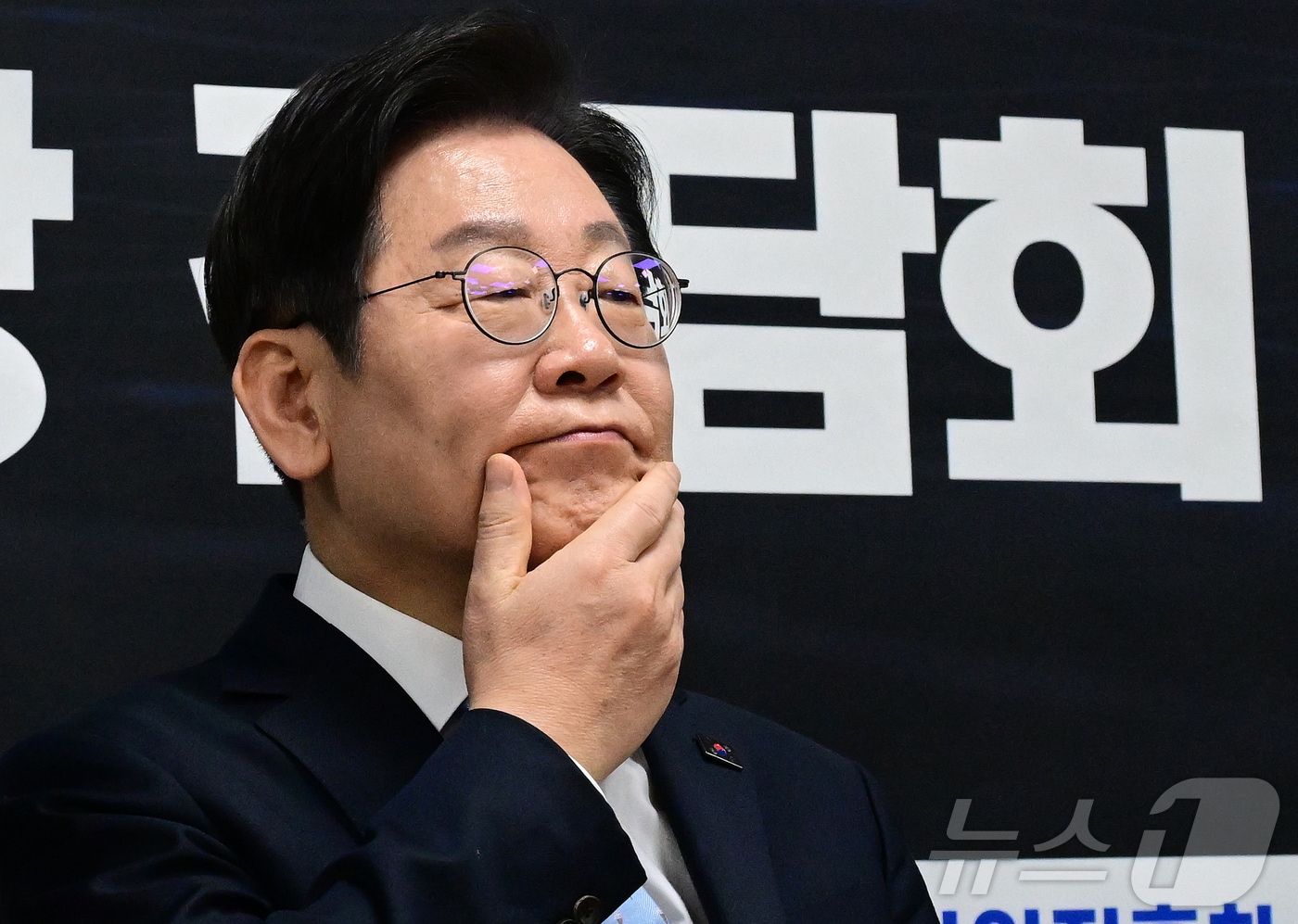 이재명 더불어민주당 대표가 19일 서울 마포구 한국방위산업진흥회에서 열린 '트럼프 시대 : 한미동맹과 조선산업·K-방산의 비전' 현장 간담회에서 생각에 잠겨 있다. 이날 간담회에는 김희철 한화오션 대표, 최성안 삼성중공업 부회장, 이상균 HD현대중공업 대표 등 방산·조선업 관계자들이 참석했다. 2025.2.19/뉴스1 ⓒ News1 국회사진취재단